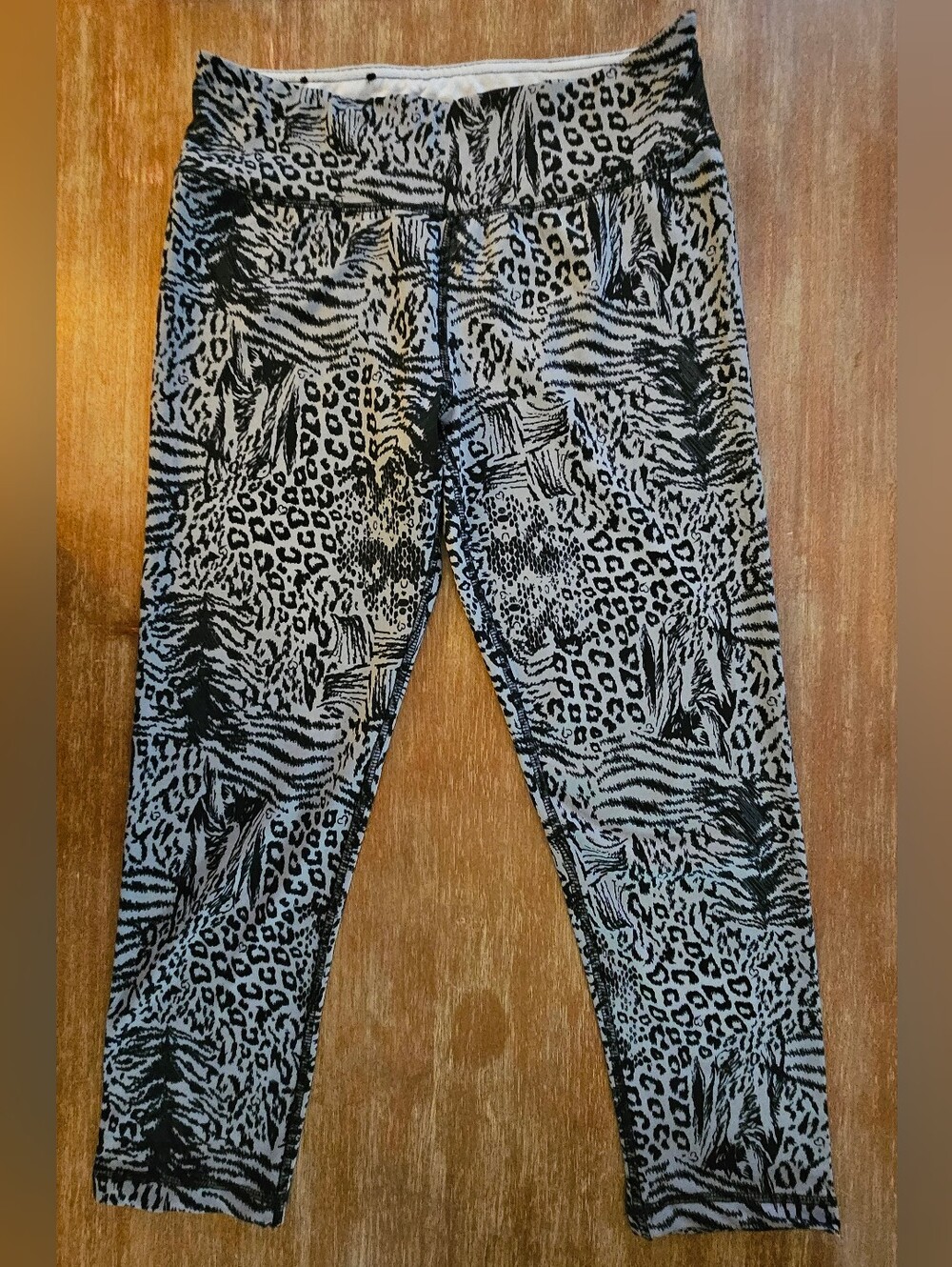 Womens Animal-Print Leggings in Black and Gray Cheetah Leopard Print Medium